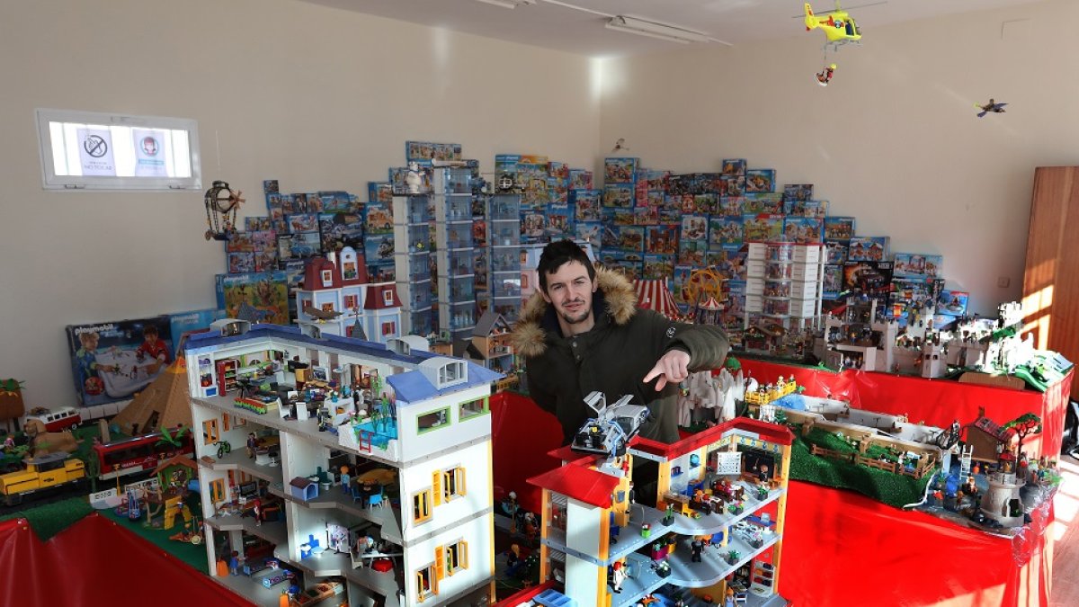 Buenavista play- Ciudad de Play mobil con más de 40.000 piezas de play mobil componen una ciudad de  estos juguetes en la localidad de Rivas de Campos (Palencia) colección de Jesús Emilio Gómez. -ICAL