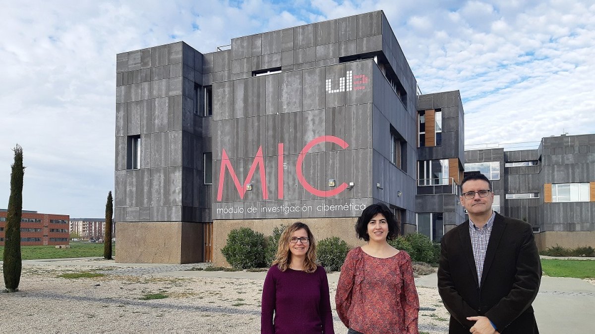 Los doctores Laura Fernández Robles, Lidia Sánchez González y Manuel Castejón Limas en las instalaciones de la Universidad de León. EL MUNDO