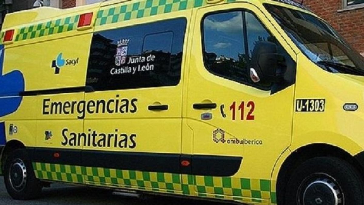 Imagen de archivo de una ambulancia del Sacyl.- ICAL