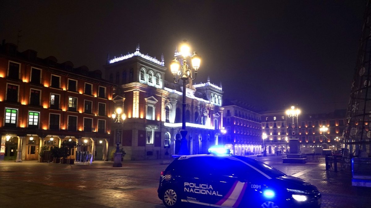 Patrulla de la Policía Nacional en la Plaza Mayor por la entrada de toque de queda a las 20 horas.- ICAL