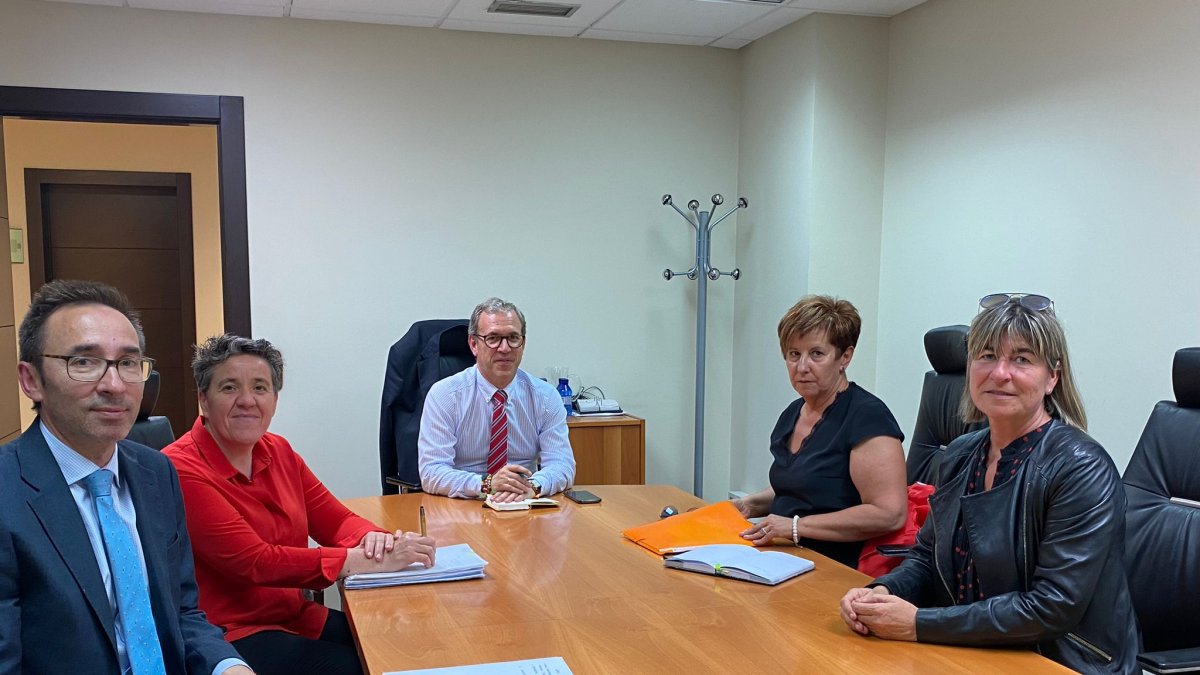 El consejero de Industria, Comercio y Empleo, Mariano Veganzones, mantiene una reunión con el Comité de Empresa del Grupo Cerealto Siro. ICAL