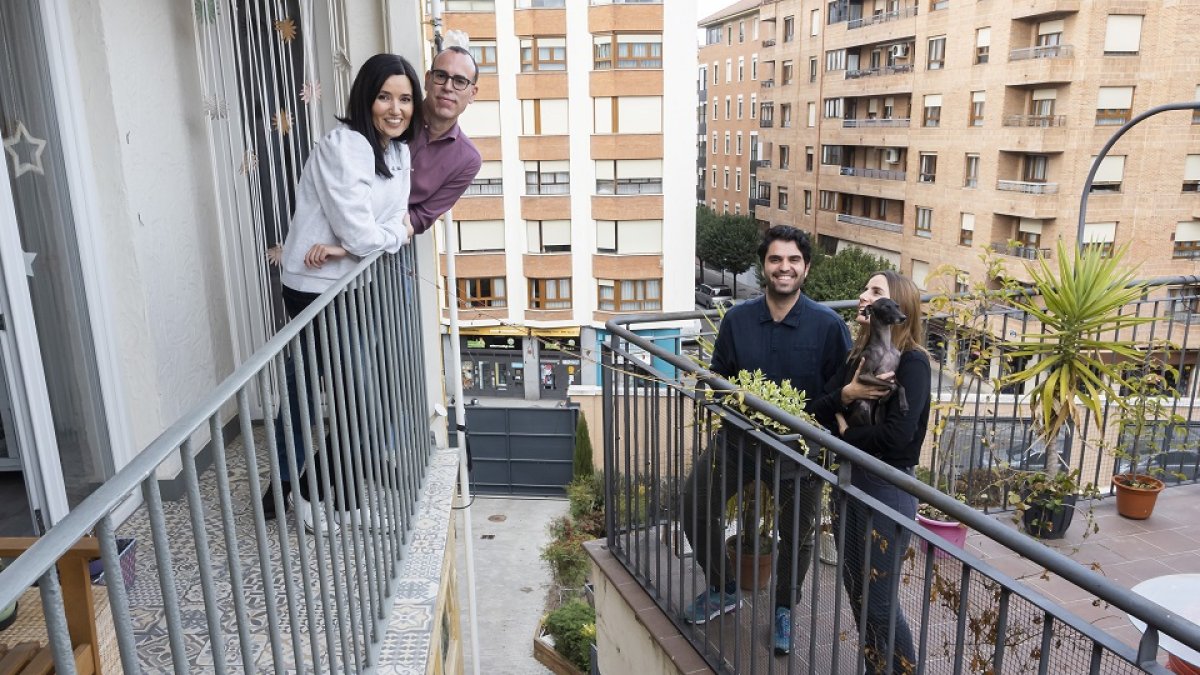 Susana, Mariano, Toño, Carlota y Gata en las terrazas en las que pasaron tanto tiempo durante el confinamiento. PABLO REQUEJO / PHOTOGENIC