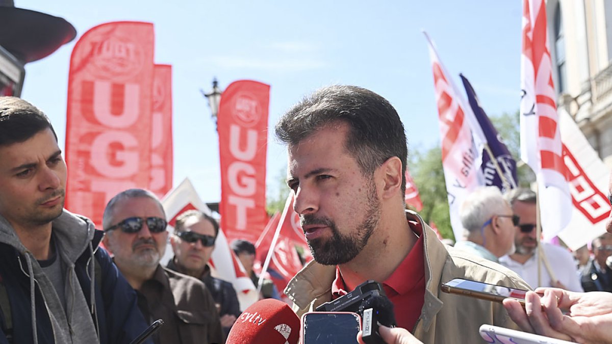 Luis Tudanca en la manifestación del Primero de Mayo en Burgos. ICAL
