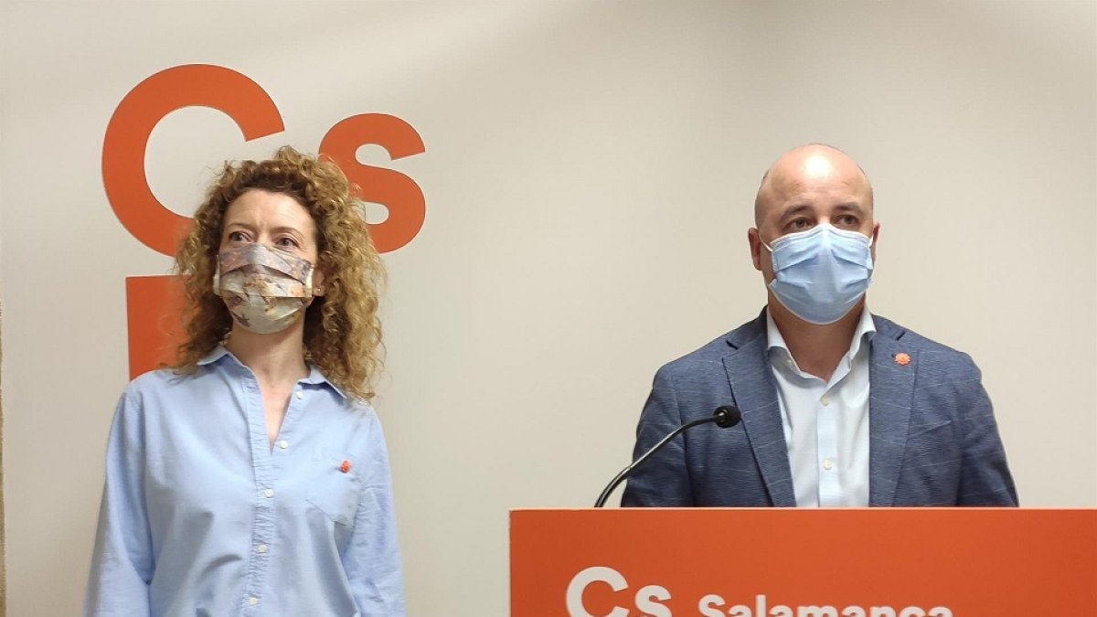 El procurador de Ciudadanos David Castaño (d) y la concejal salmantina Ana Suárez (i).- EUROPA PRESS