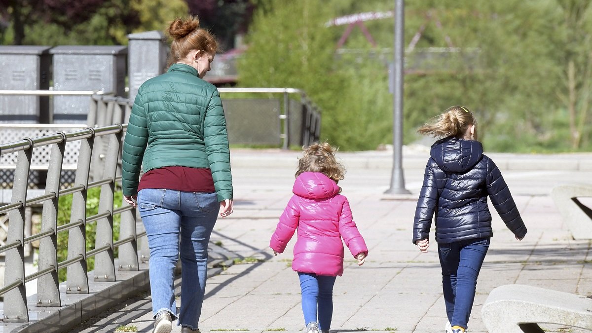 Dos niñas caminan acompañadas por las calles de Burgos, en una imagen de archivo.- ICAL