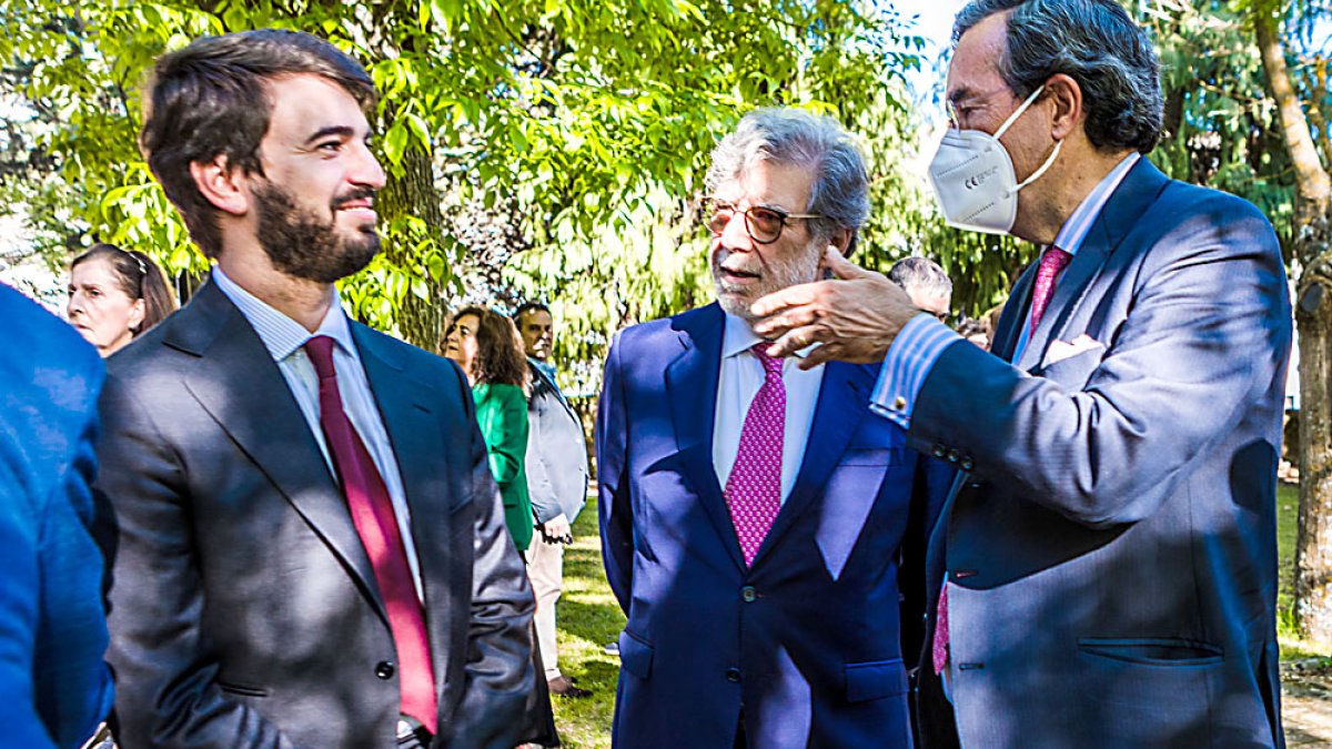 Juan García Gallardo en la entrega de premios FOES en Soria, junto a Santiago Aparicio y Amalio de Marichalar en una foto de archivo. ICAL