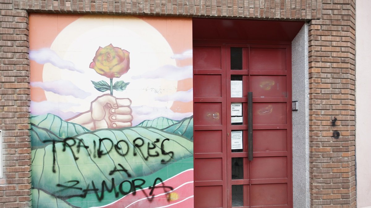 Pintada en la fachada de la sede del PSOE de Zamora