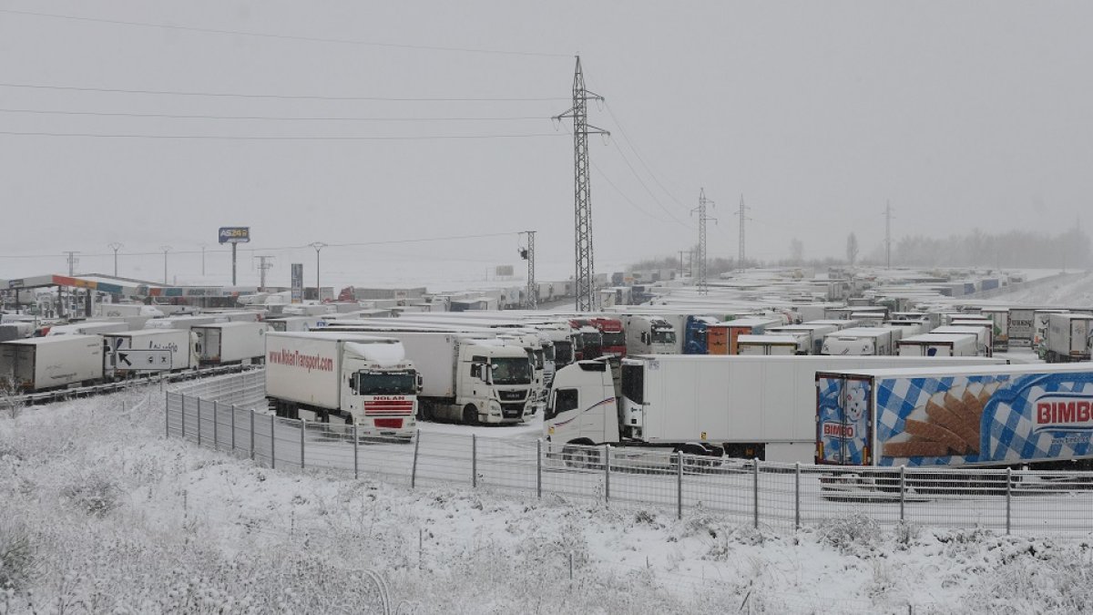 Camiones embolsados en la AP1 a su paso por Burgos.- ICAL