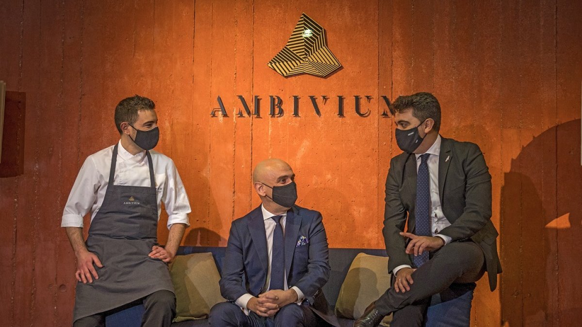 De izquierda a derecha, Cristóbal Muñoz, Jefe de Cocina de Ambivium, David Robledo, Director Gastronómico y Pedro Ruiz Aragoneses, CEO de Alma Carraovejas. / LA POSADA.
