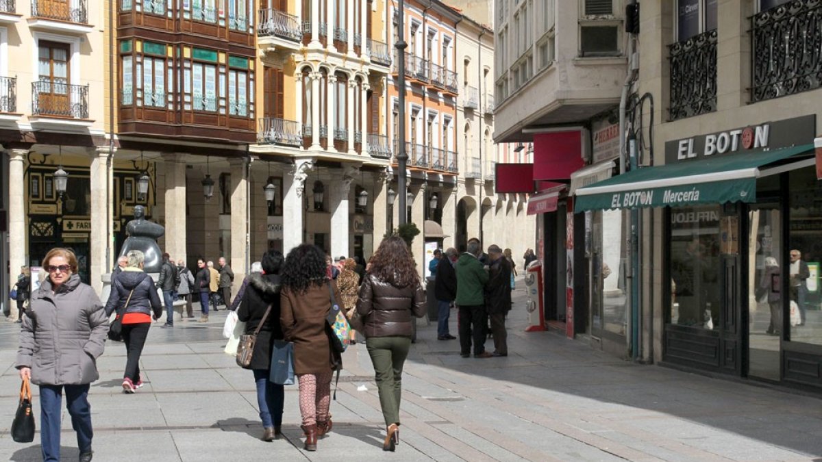 Transcurso peatonal en una de las principales calles de Palencia con temperaturas elevadas. .E.M.