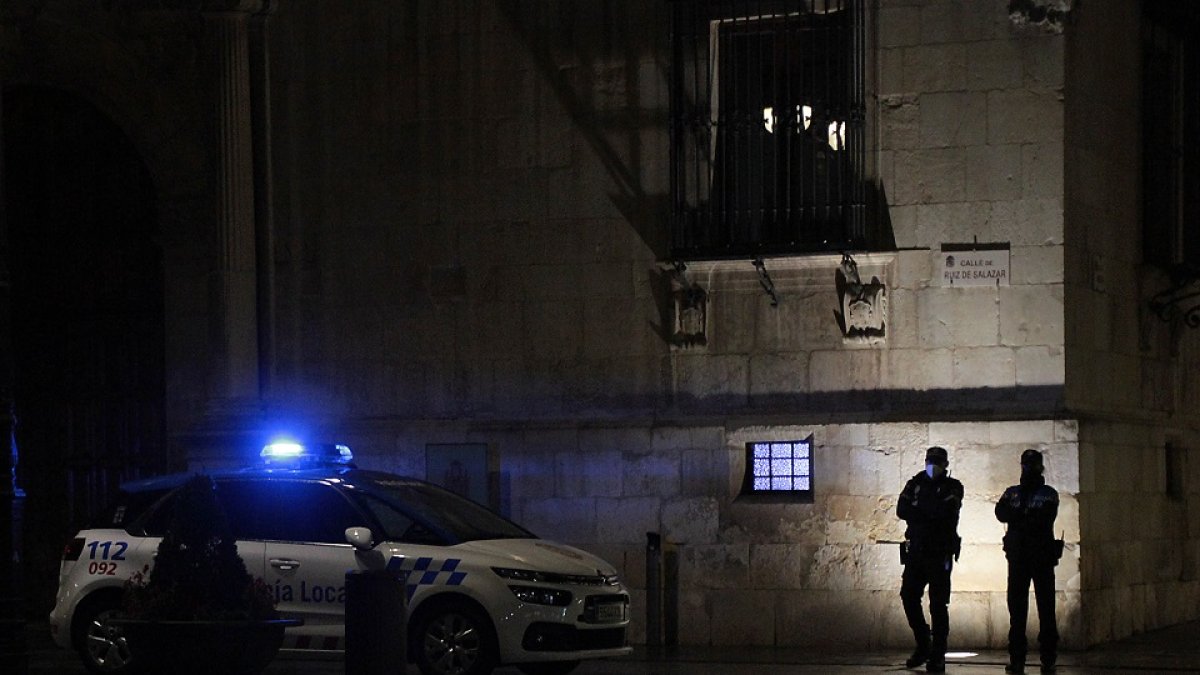 La Policía local de León patrulla por la ciudad por el toque de queda.- ICAL