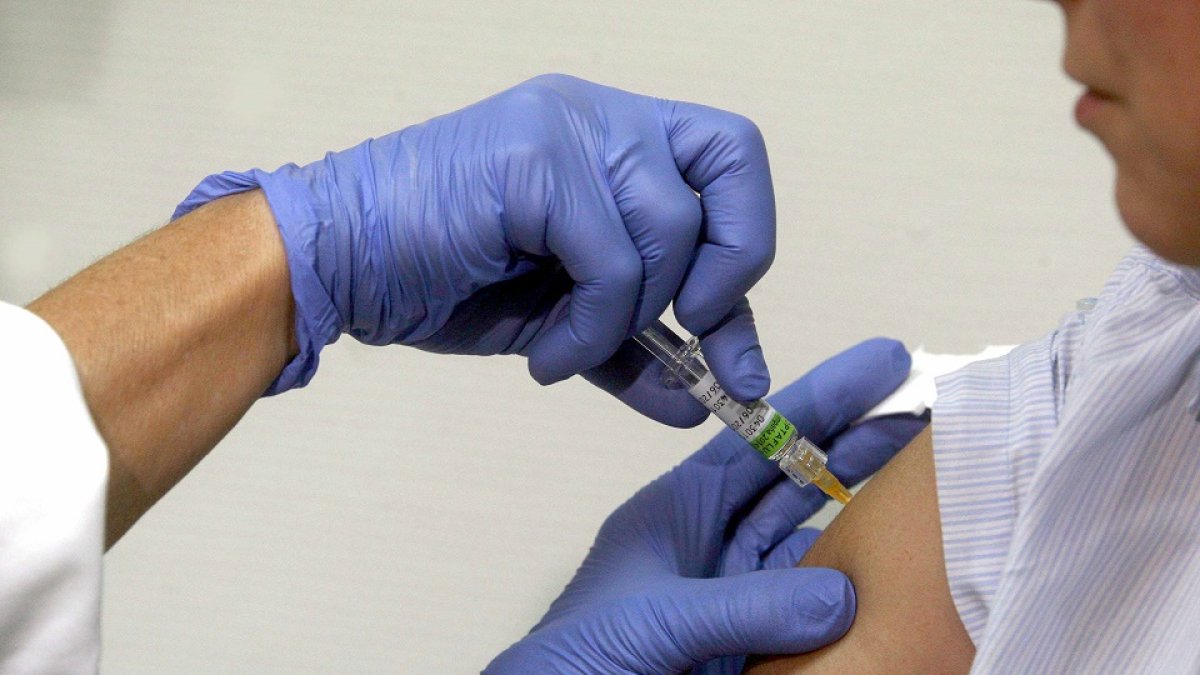 Una persona se vacuna en un centro médico.- ICAL