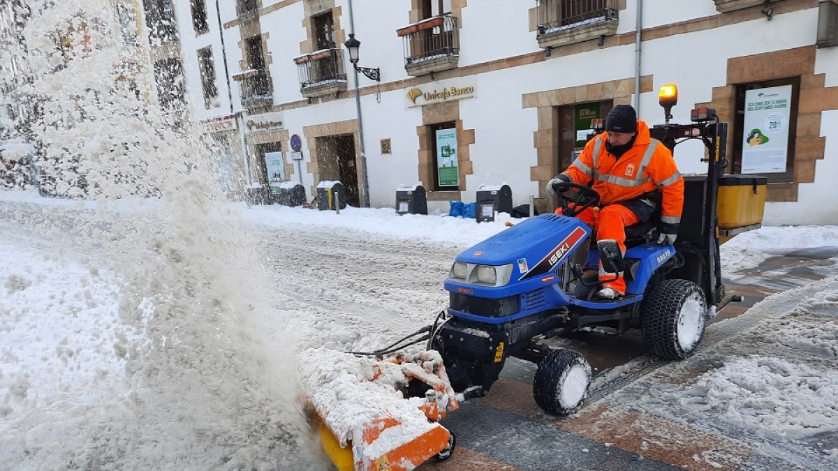 Un trabajador del Ayuntamiento de Soria aparta la nieve provocada por el temporal con una máquina.