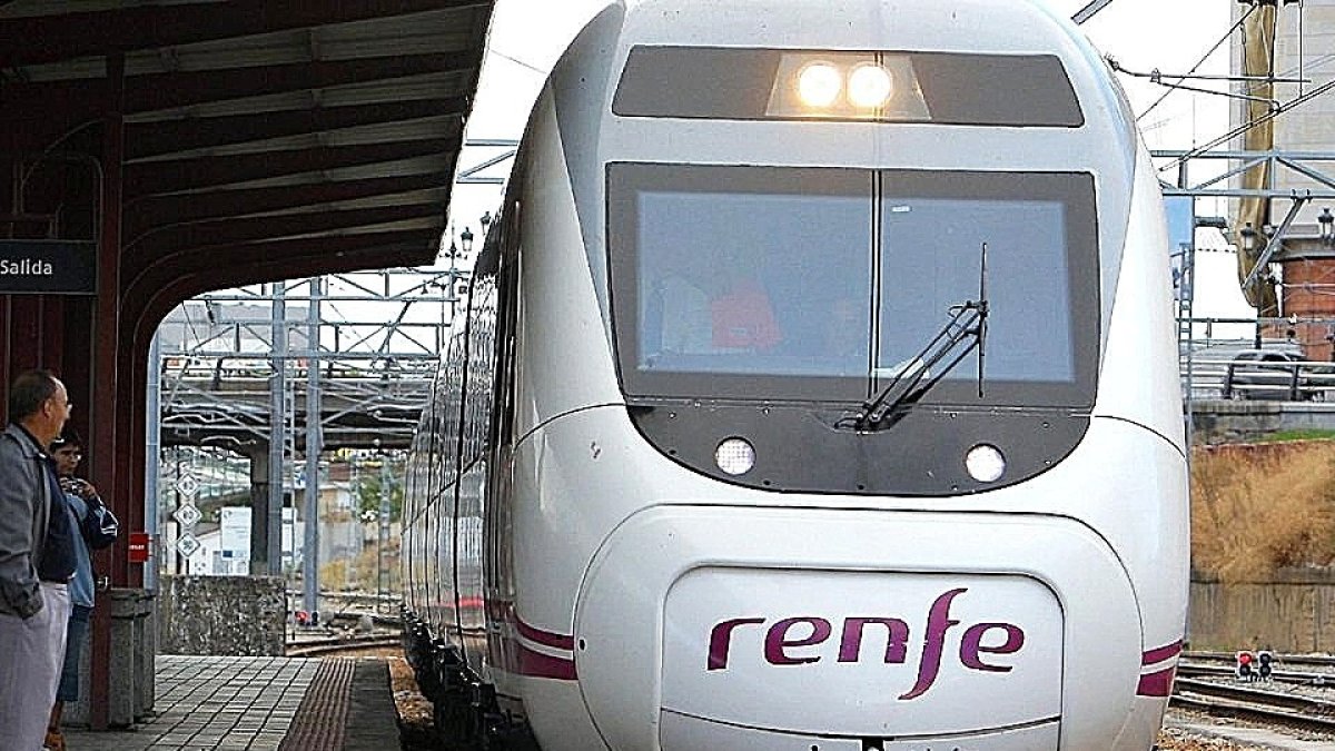 Tren de Renfe llegando a una estación. -E. M