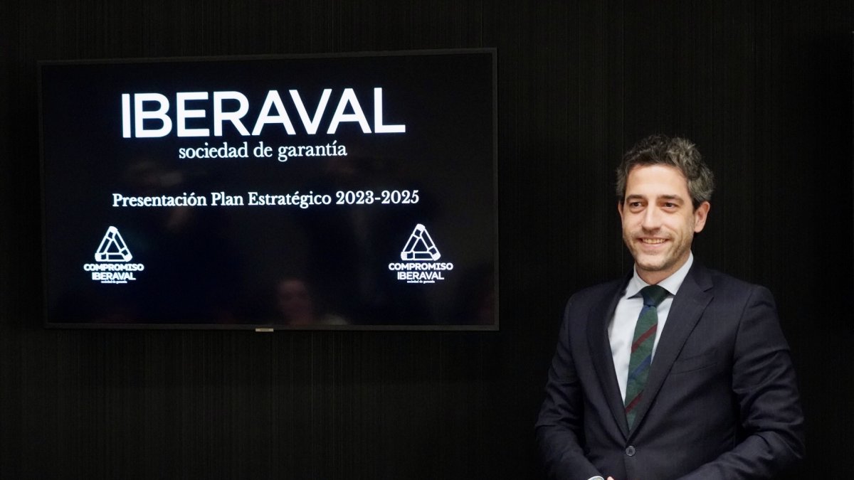 El presidente de Iberaval, César Pontvianne de la Maza, informa en rueda de prensa acerca del nuevo Plan Estratégico 2023-2025 de la sociedad de garantía, y detalla los resultados más relevantes del finalizado en 2022. ICAL