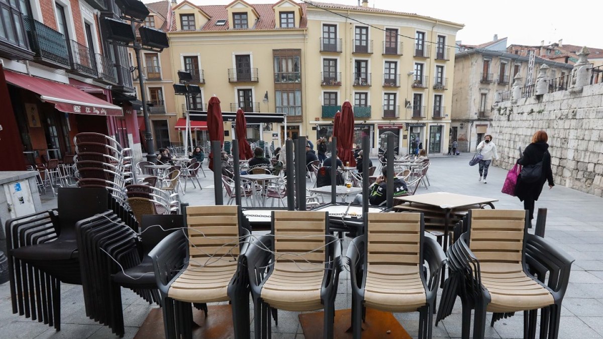 Terraza cerrada en Valladolid con otra funcionando al fondo. - J.M. LOSTAU