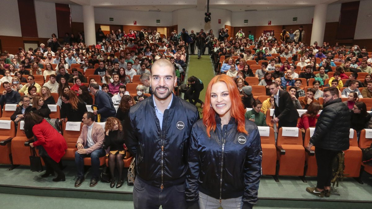 Los astronautas Pablo Álvarez Fernández y Sara García Alonso, recientemente seleccionados por la Agencia Espacial Europea para formar parte de su equipo, participan en un coloquio en el Salón de Actos de la Escuela de Ingenierías Industrial, Informática y Aeroespacial de la ULE