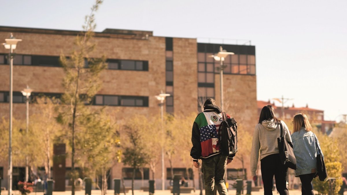 Tres estudiantes pasean por uno de los campus de la Universidad de Salamanca. - E. M.