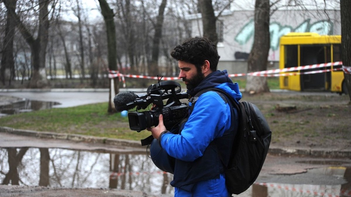 Alfonso cámara en mano trabajando en Ucrania. A. L.