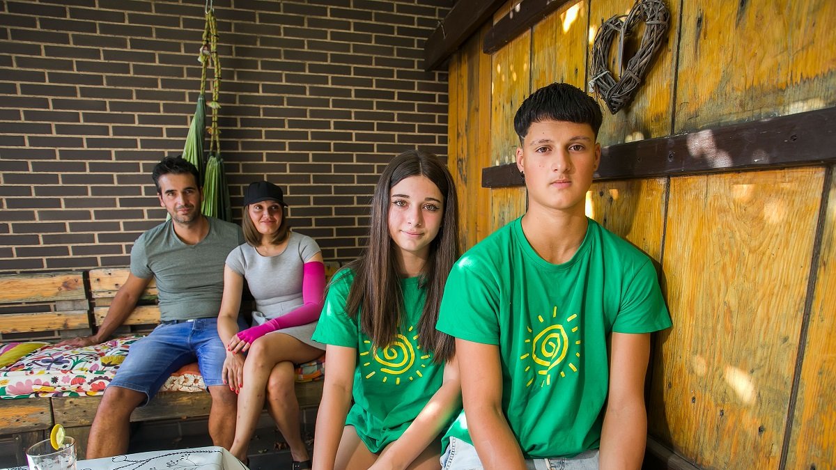 Iris y Eros Ubierna, participantes en el campamento que organiza AECC, junto a sus padres, Roberto Ubierna y Eva Sebastian