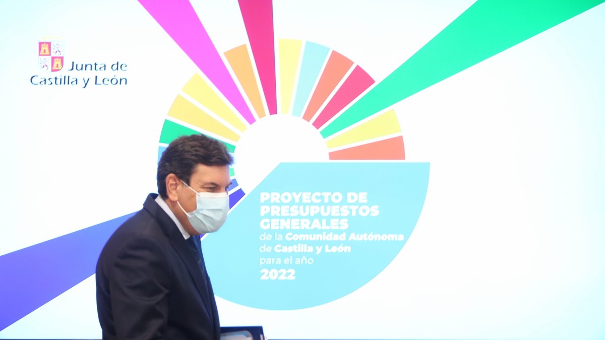 Carlos Fernández Carriedo, analiza en rueda de prensa el Proyecto de Presupuestos Generales de la Comunidad. / ICAL
