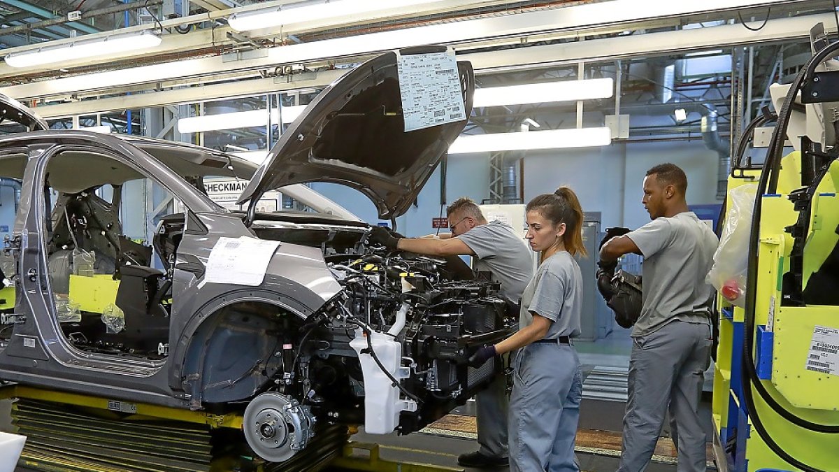 Operarios trabajando en la factoría de Renault en Valladolid. / J.M. LOSTAU