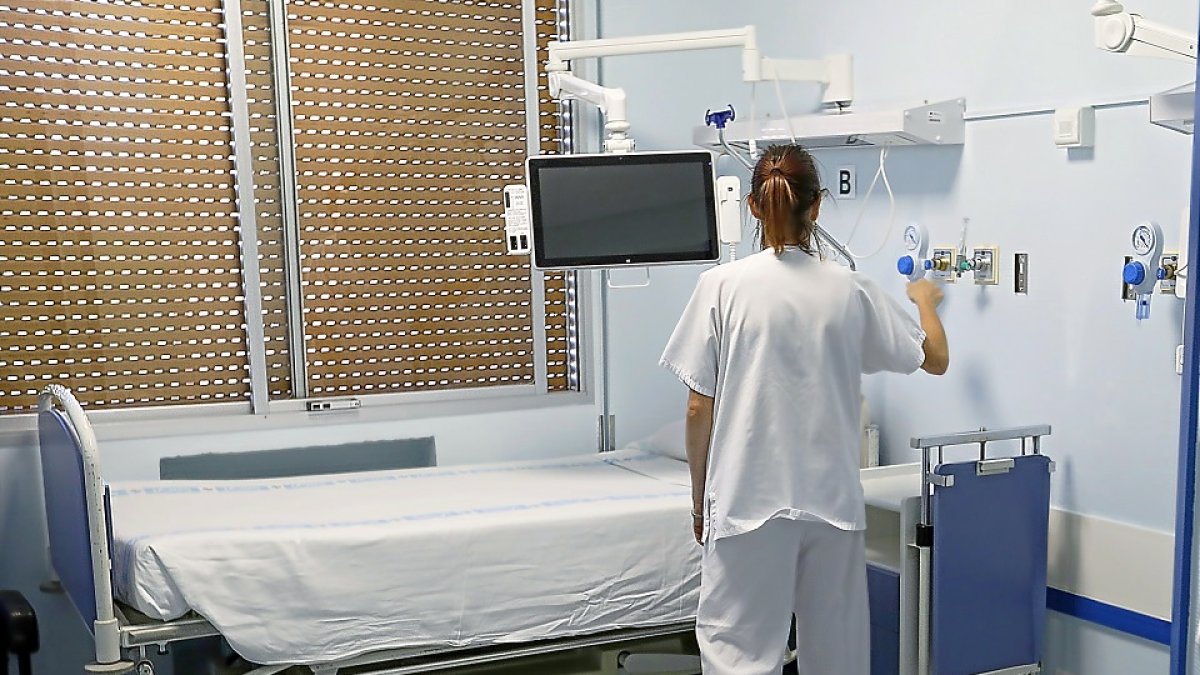 Enfermera en una habitación del Hospital Clínico Universitario de Valladolid. EL MUNDO