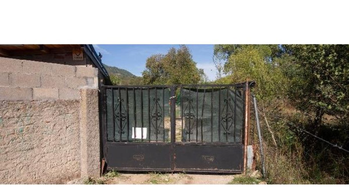 Puera de acceso a la finca de Sotillo de la Adrada en Ávila, en la que apareció el cadáver del anciano de 89 años.-ICAL