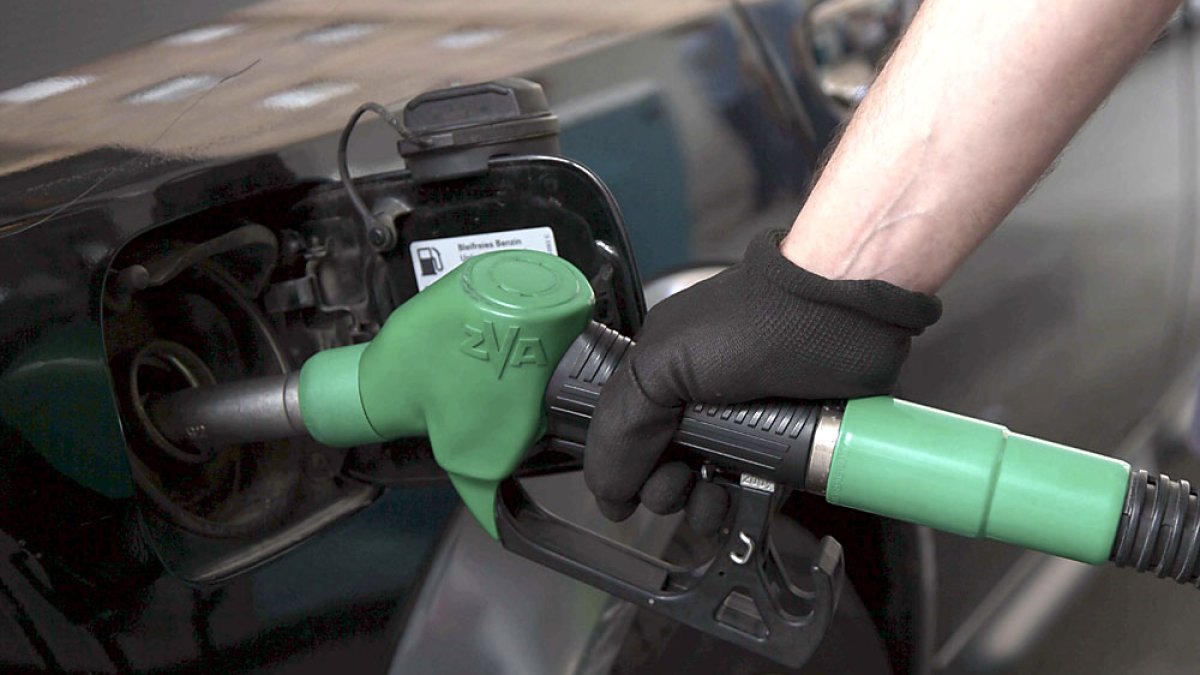 Un trabajador de una estación de servicio suministra combustible a un coche en una gasolinera de Segovia. ICAL