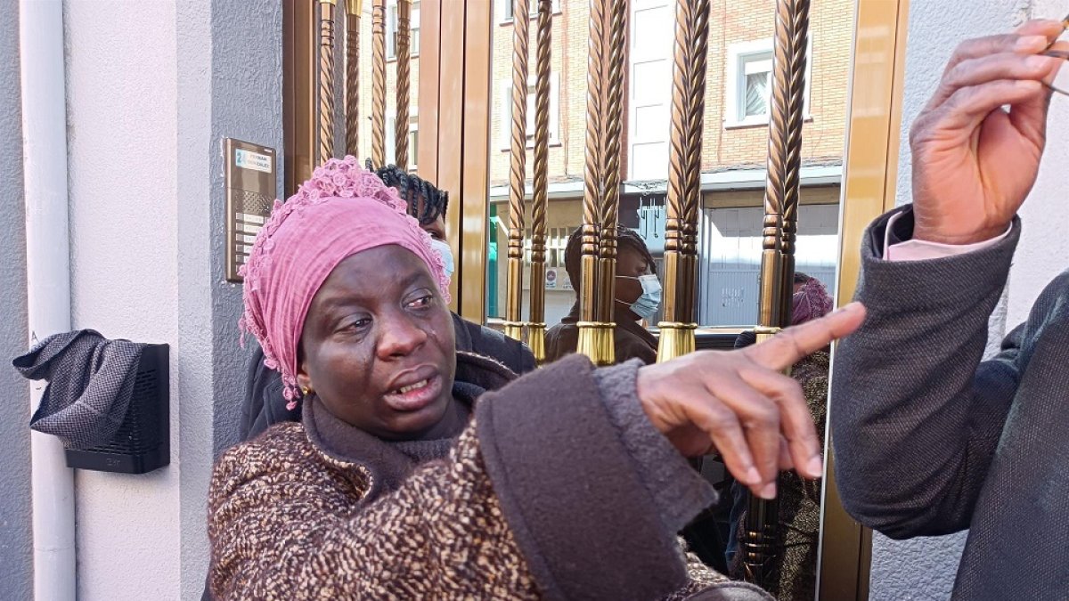 La mujer del marinero ghanés fallecido en el Villa Pitanxo, Rose Obuadey, visiblemente afectada a las puertas de su domicilio en Miranda de Ebro.- E. PRESS