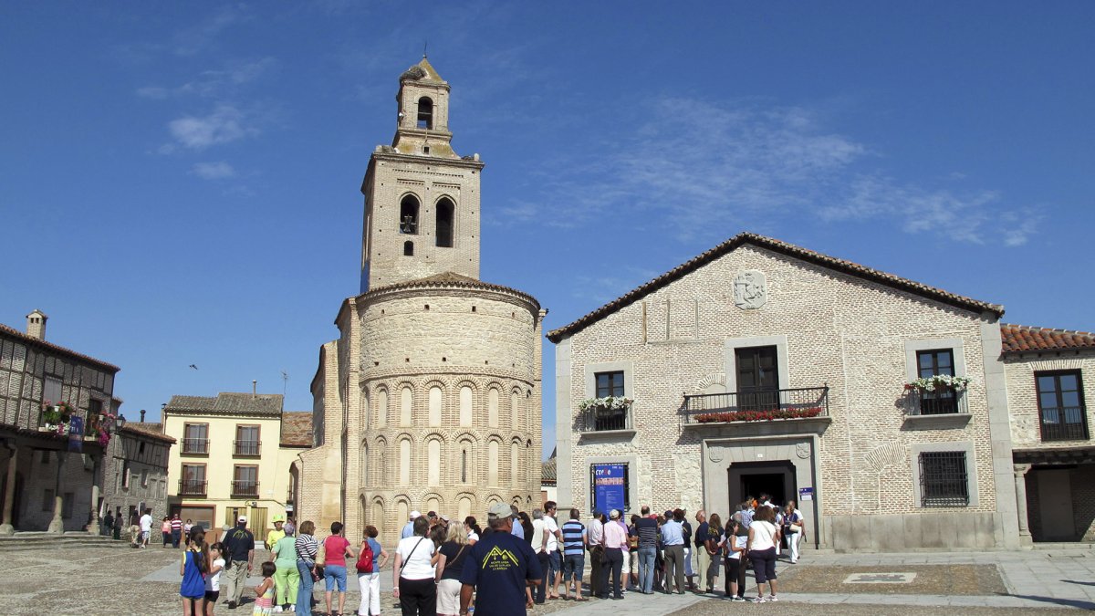 Iglesia de Santa María en la plaza de la villa de Arévalo. / ICAL