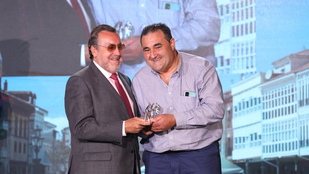 José Antonio Benito recoge su premio como mejor vendedor de la ONCE en Castilla y León.- ICAL