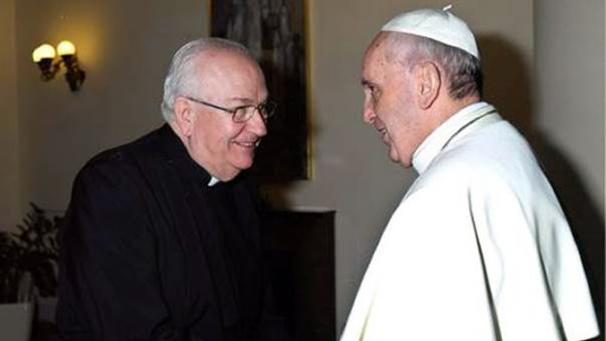 Fernando Vérgez saluda al Papa Francisco.- ICAL