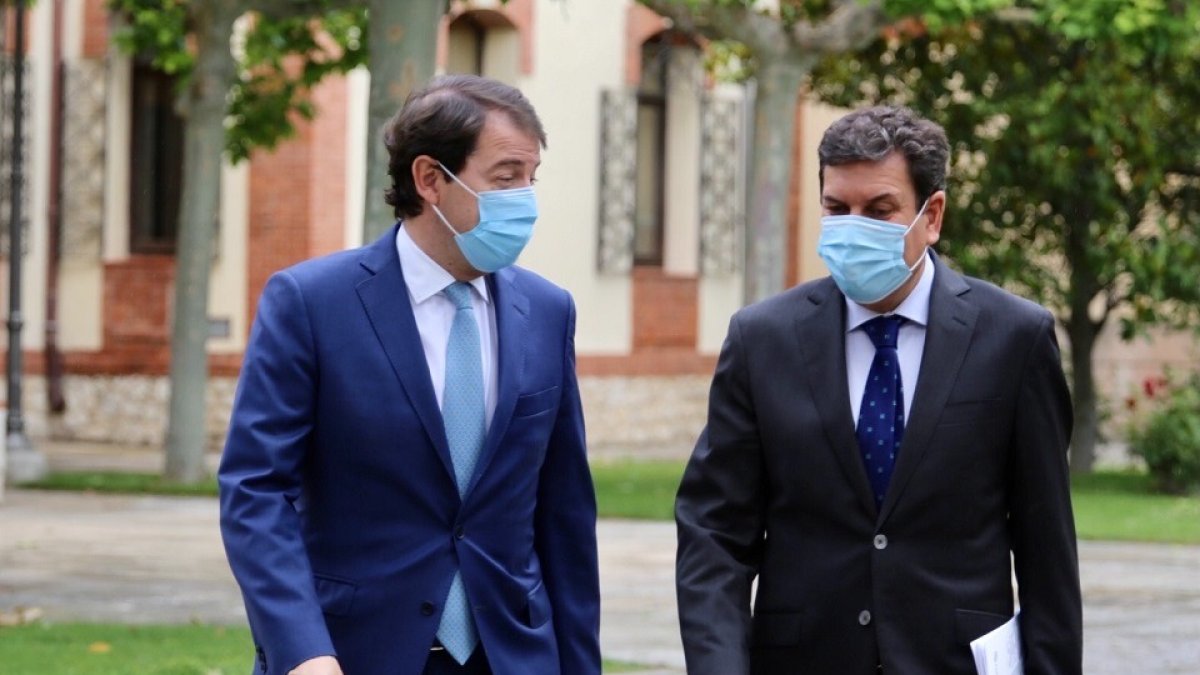 Alfonso Fernández Mañueco y Carlos Fernández Carriedo, antes de la rueda de prensa de este lunes.- ICAL