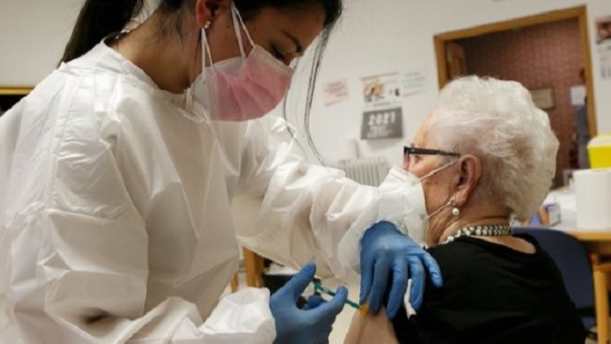Vacunación de personas mayores en Castilla y León, en una imagen de archivo. -ICAL