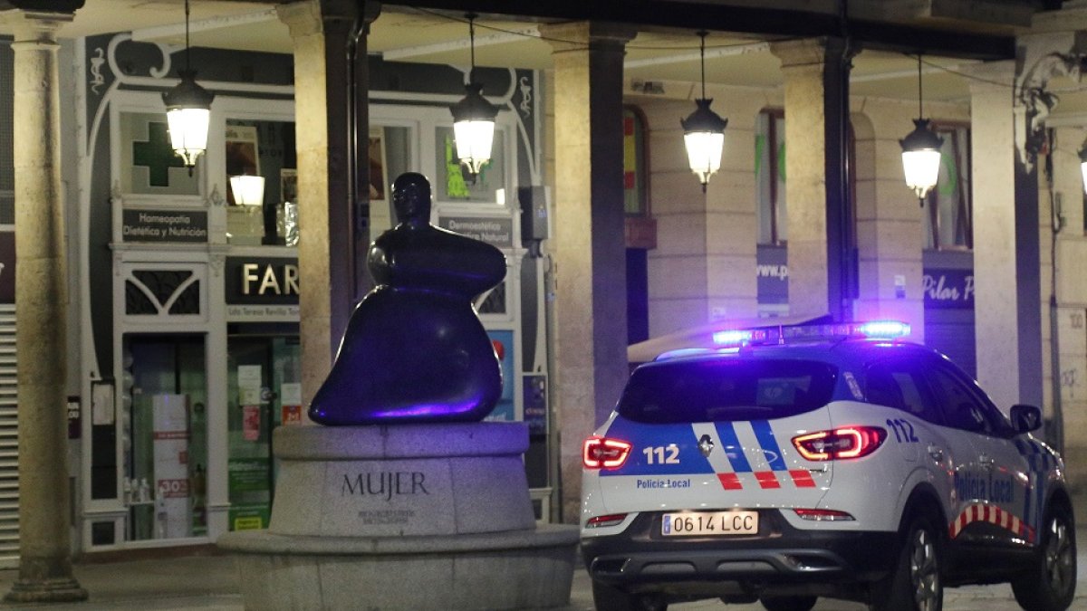 Patrulla nocturna de la Policía Local de Palencia.- ICAL