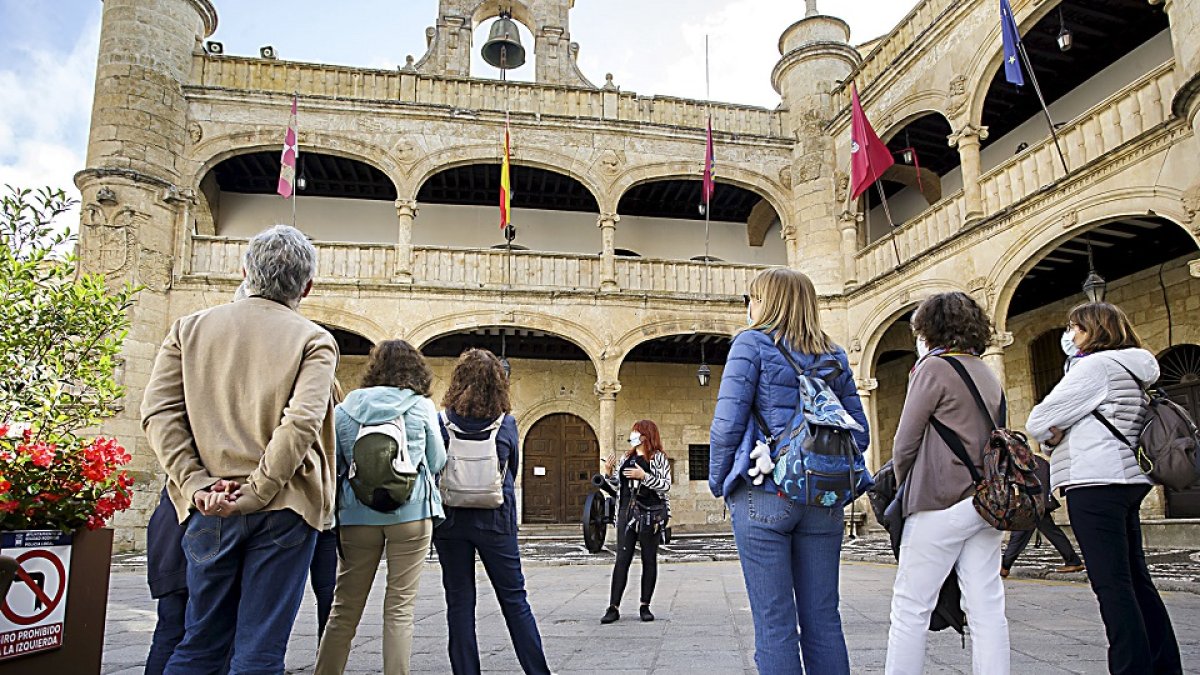 Un grupo de turistas visita uno de los monumentos emblemáticos de la localidad salmantina de Ciudad Rodrigo. -ICAL