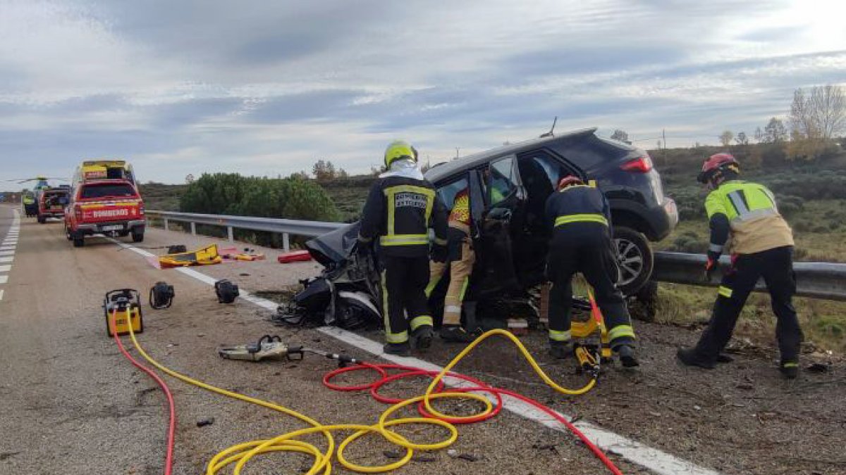 Accidente de tráfico entre un turismo y una furgoneta en la A-6 a su paso por Brazuelo (León) en el que fallece una mujer de 45 años y tres personas resultan heridas.- ICAL