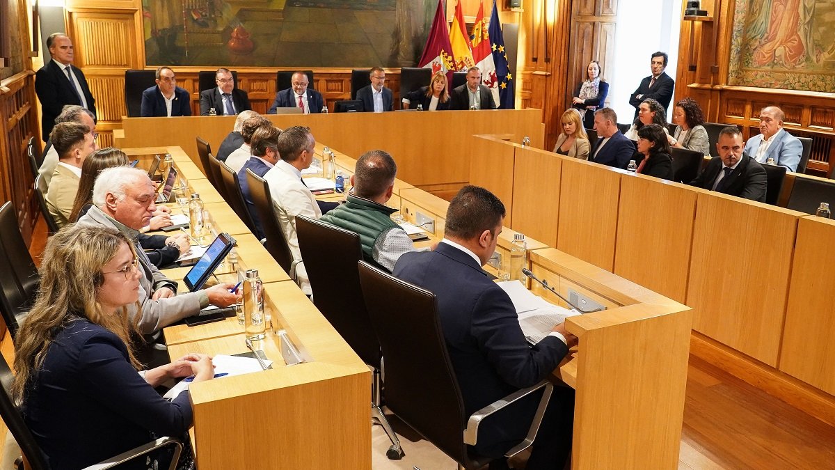 La Diputación de León celebra el pleno de organización de la nueva corporación provincial. -ICAL