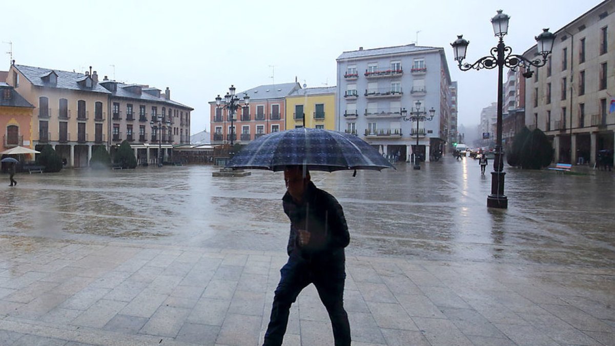 Imagen de archivo de un transeúnte bajo la lluvia en Ponferrada.- ICAL.