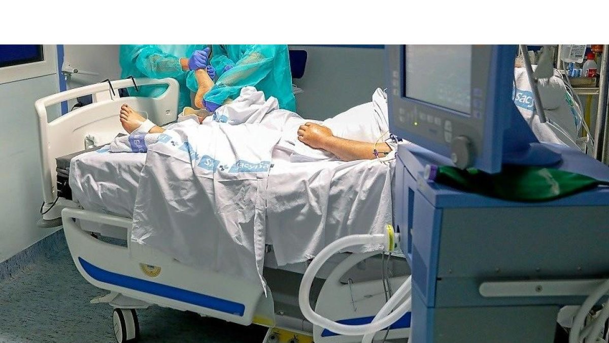 Un paciente ingresado en un hospital de Castilla y León en una imagen de archivo. -E. M.