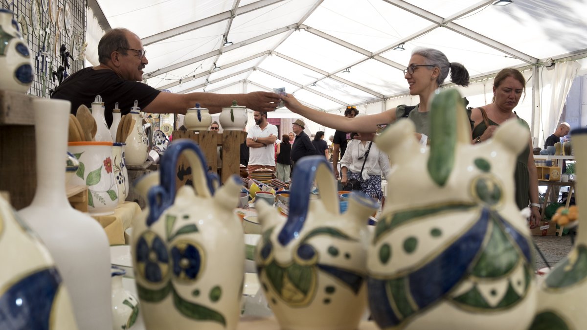 La Asociación de Artesanos del Barro de Salamanca, ARBASAL, organiza la XXXV edición de la Feria del Barro, que expondrá durante diez días piezas de artesanos ceramistas y alfareros.- ICAL
