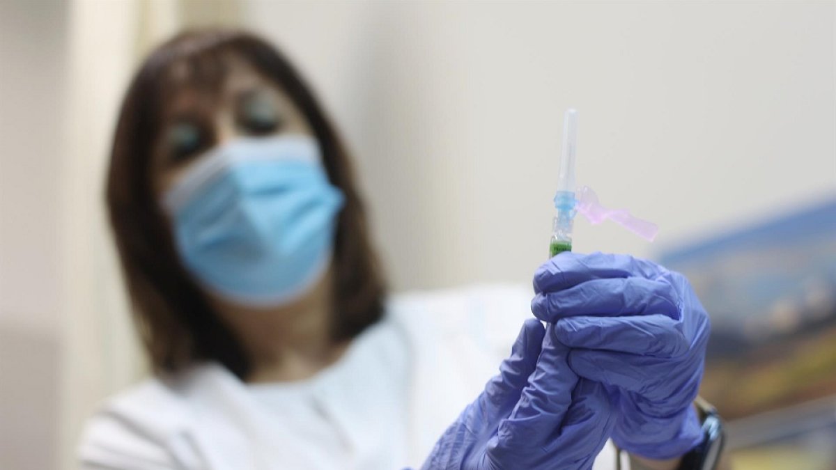 Una enfermera muestra una vacuna. / EUROPA PRESS