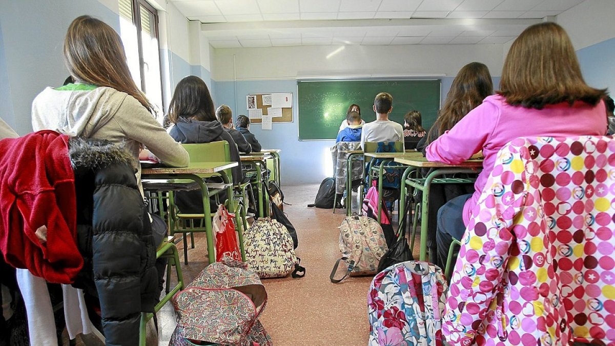 Escolares atienden a su profesor en un centro escolar de Castilla y León en una foto de archivo.- J. M. LOSTAU