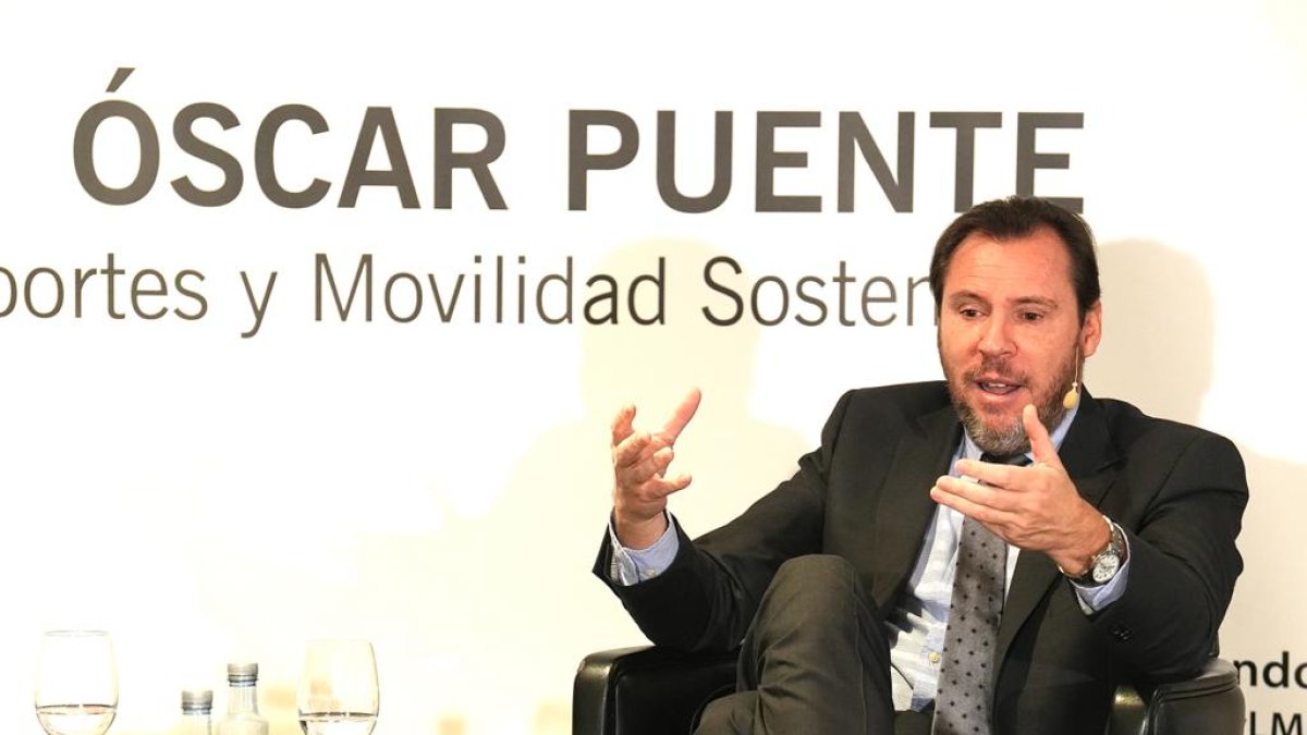 El ministro de Transportes, Óscar Puente, en las Conversaciones Políticas de El Mundo de Castilla y León.- J. M. LOSTAU