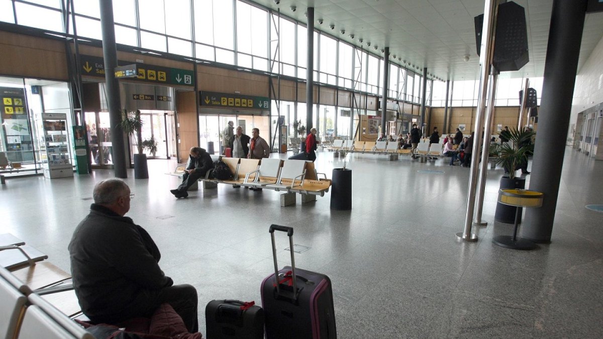 Pasajeros en el aeropuerto de Villanubla en Valladolid. - ICAL