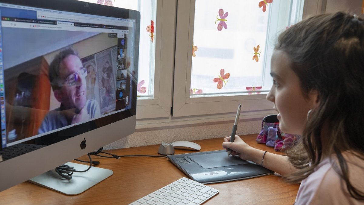 Efectos del coronavirus en Ávila. Una niña de primaria asiste a la clase online, conectada desde casa con su profesor y compañeros de clase. - ICAL.