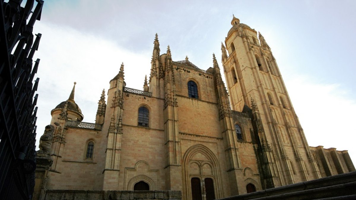 enlosado de la catedral de Segovia