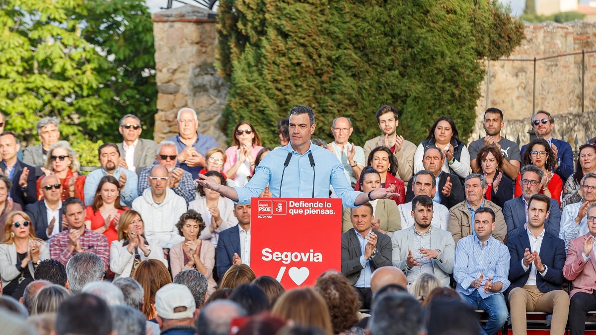 El secretario general del PSOE, Pedro Sánchez, junto al líder autonómico de los socialistas, Luis Tudanca, participa en el acto público de apoyo a Clara Martín para revalidar la Alcaldía de Segovia.- ICAL
