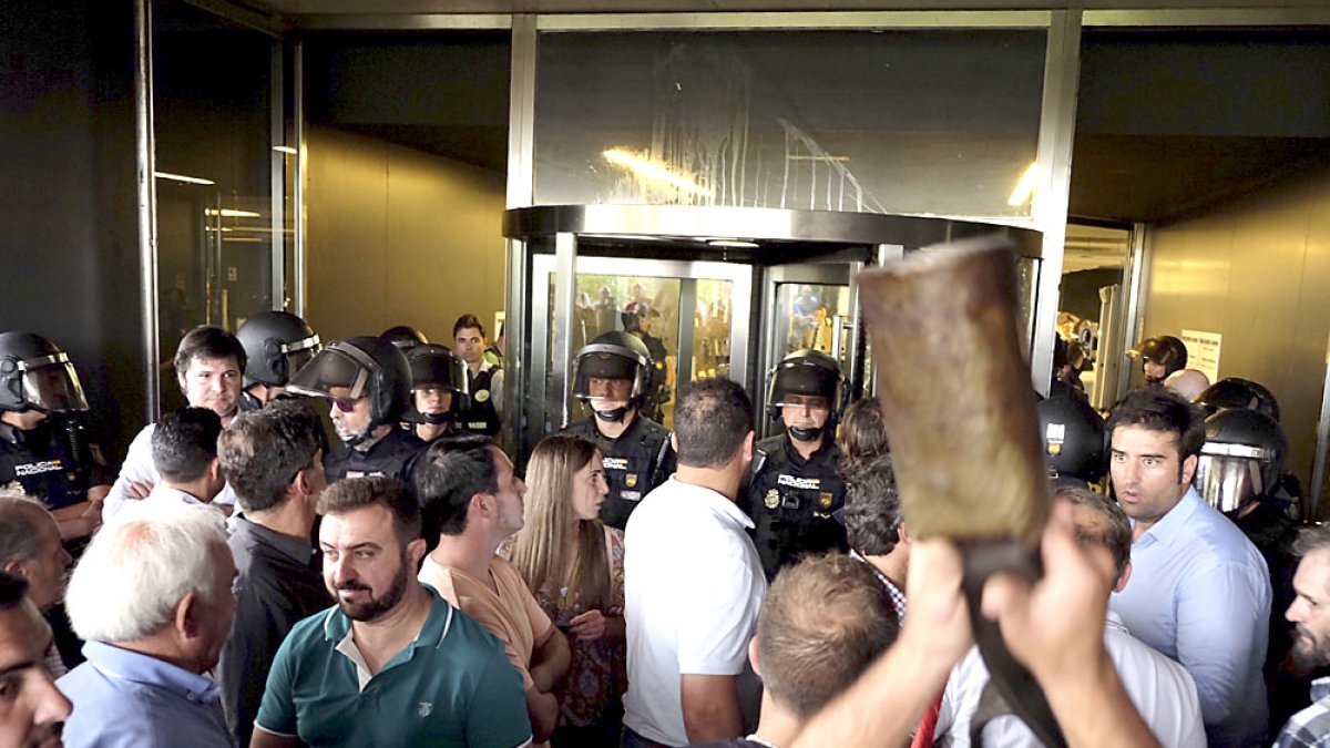 Manifestación de ganaderos a las puertas de la Delegación de la Junta en Salamanca. ICAL